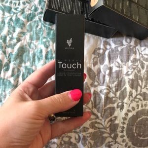 💜YOUNIQUE MINERAL TOUCH FOUNDATION-CYPRESS NIB💜